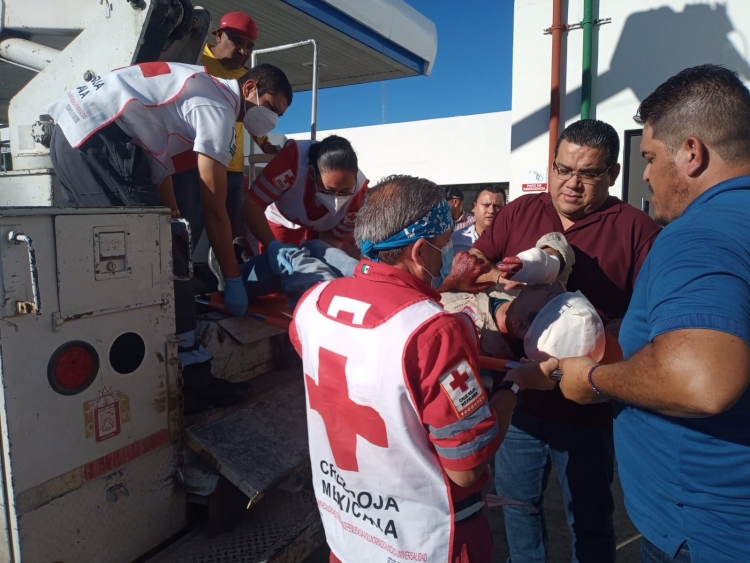 Empleado del Ayuntamiento cae de 6 metros de alto cuando trabajaba con un espectacular
