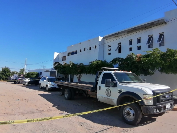 Delincuentes despojan camioneta de Gobierno, balean otra de un civil, en Culiac&aacute;n