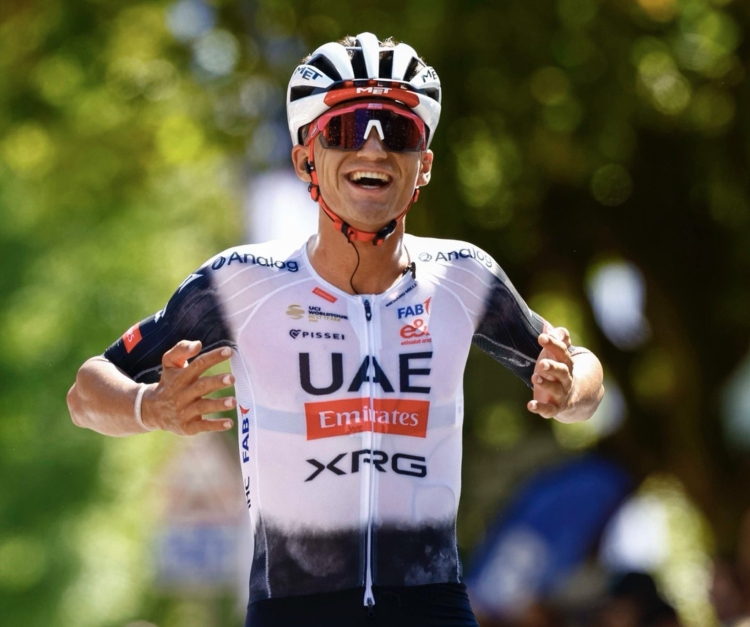 El ciclista mexicano Isaac del Toro escala posiciones en el ranking de la UCI