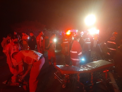 Chocan de frente autom&oacute;vil y transporte de personal en Culiacancito, hay 15 heridos