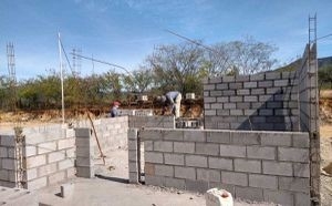 Mal construidas y peque&ntilde;as: as&iacute; son las casas para desplazados por 'narco' en Choix, Sinaloa
