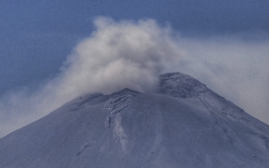 Presenta el volc&aacute;n Popocat&eacute;petl 13 exhalaciones, un sismo y m&aacute;s de siete horas de tremor