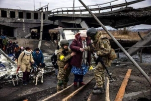 Ucrania comienza la evacuaci&oacute;n de civiles en Irpin y Sumy