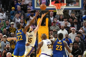 Lidera Austin Reaves a Lakers a una apretada victoria ante Golden State