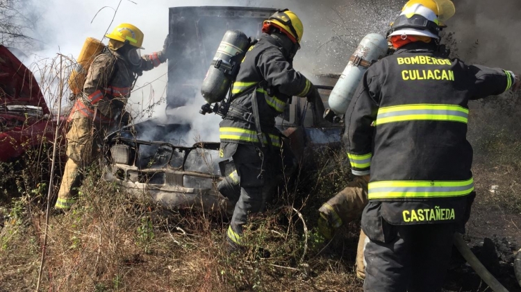 Nuevo incendio en pensi&oacute;n de Gr&uacute;as Culiac&aacute;n consume medio centenar de veh&iacute;culos