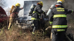 Nuevo incendio en pensi&oacute;n de Gr&uacute;as Culiac&aacute;n consume medio centenar de veh&iacute;culos