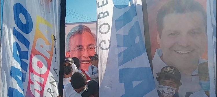 Brigadas de campa&ntilde;a invaden por el debate el crucero Lola Beltr&aacute;n y Rolando Arjona