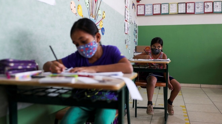 M&aacute;s de 25 millones de estudiantes mexicanos regresan a clases presenciales en plena pandemia