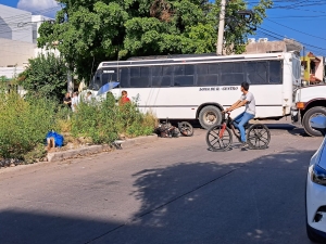 Un joven resulta con una pierna fracturada tras ser arrollado por un cami&oacute;n urbano, en la colonia Loma Bonita