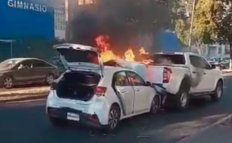 Carambola e incendio acaba con dos veh&iacute;culos en malec&oacute;n de Culiac&aacute;n
