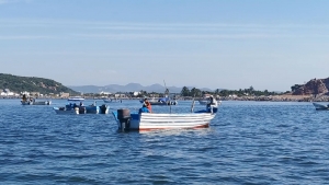 Pescadores bloquean el canal de navegaci&oacute;n