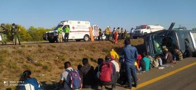 Volcadura de autob&uacute;s con jornaleros deja 21 lesionados; 8 de gravedad, en Ahome