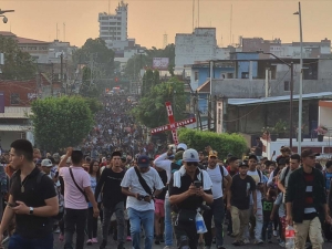 &lsquo;Viacrucis del migrante&rsquo; sale de Tapachula con rumbo a la Ciudad de M&eacute;xico