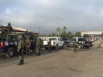 Militares catean propiedad y detienen a varias personas, en Lim&oacute;n de los Ramos, Culiac&aacute;n