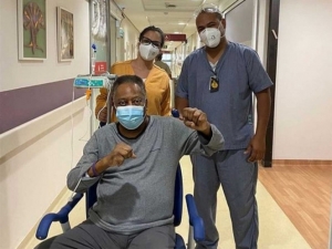 Pel&eacute; es hospitalizado de emergencia; presenta "hinchaz&oacute;n general"