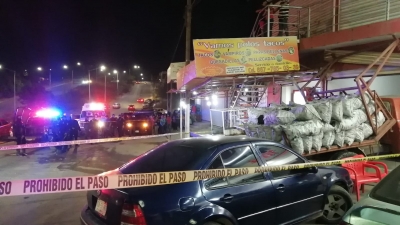 Una mujer falleci&oacute; tras impacto de camioneta en taquer&iacute;a en la colonia Progreso