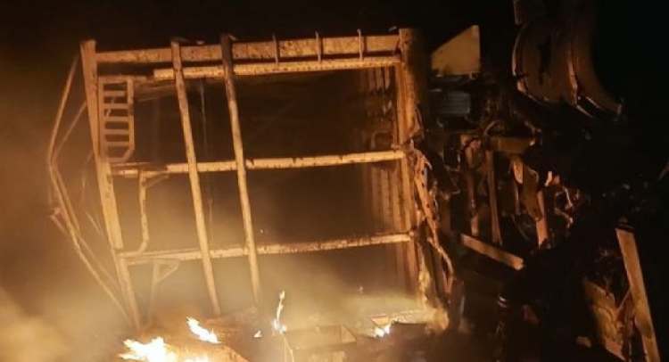 Chofer de cami&oacute;n de carga muere calcinado en volcadura e incendio, en Concordia