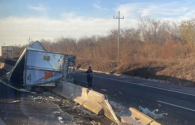 Muere una persona en choque de dos tr&aacute;ileres con remolque, sobre la autopista Mazatl&aacute;n-Culiac&aacute;n