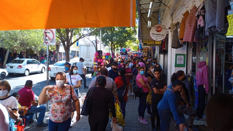 Pese a estar abarrotado el Centro, las ventas no repuntan, se&ntilde;alan comerciantes