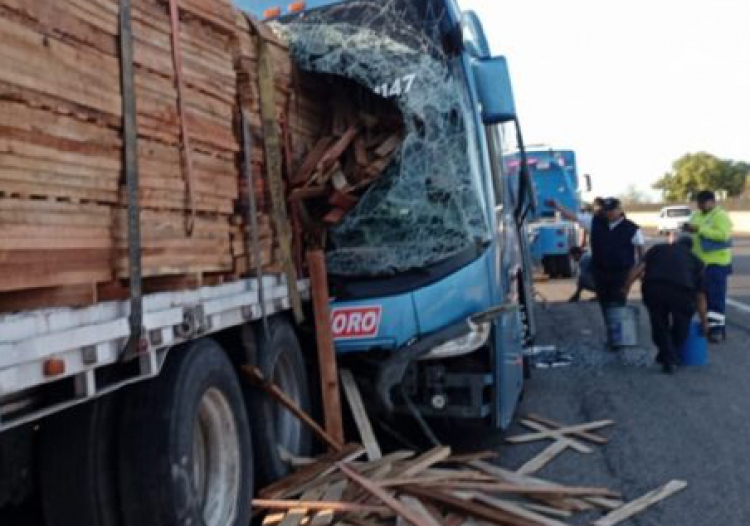 Autob&uacute;s se &ldquo;traga&rdquo; parte de cami&oacute;n de carga en choque carretero