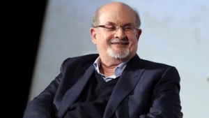 El Escritor Salman Rushdie, atacado sobre el escenario durante un acto en EU