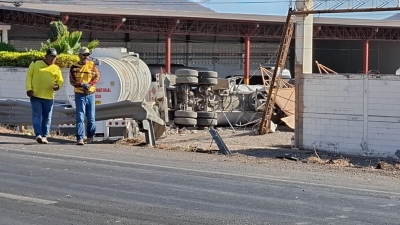 Ch&oacute;fer de un tr&aacute;iler perdi&oacute; el control de la unidad y mat&oacute; a una mujer en la M&eacute;xico