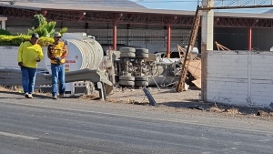 Ch&oacute;fer de un tr&aacute;iler perdi&oacute; el control de la unidad y mat&oacute; a una mujer en la M&eacute;xico