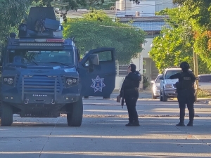 Dos polic&iacute;as quedan lesionados al ser embestidos en un ret&eacute;n en el puente del Seminario de Culiac&aacute;n