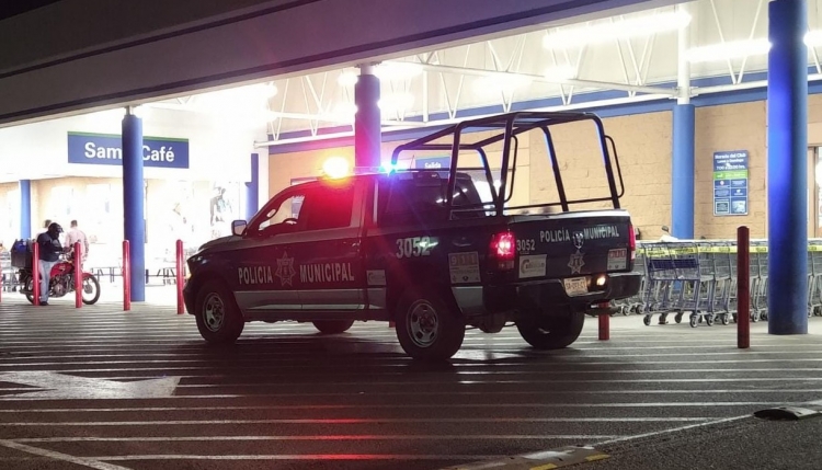 Agentes de la policia afuera de la tienda Sam&acute;s Club en Culiac&aacute;n