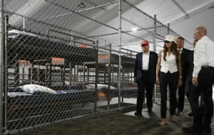 Trump inaugura el 'Alligator Alcatraz', la prisi&oacute;n migratoria rodeada de caimanes