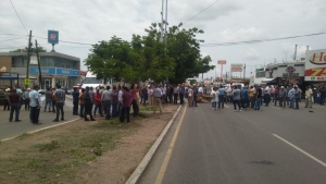 &nbsp;Agricultores bloquean carretera a Navolato; exigen respuesta a apoyos pendientes