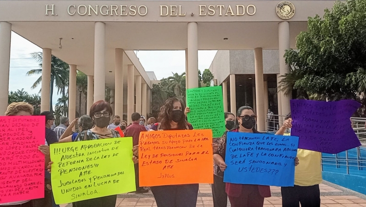 Pensionados piden a la 4T sacar de la 'congeladora' reforma del IPES