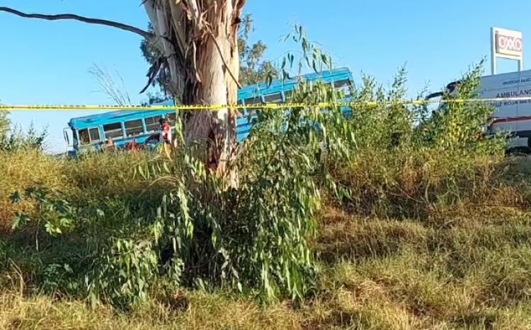 Madre de familia muere en choque de camioneta contra transporte de jornaleros, al sur de Culiac&aacute;n