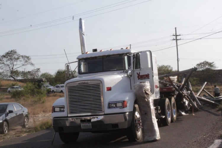 Caen postes met&aacute;licos de tr&aacute;iler y obstruye el tr&aacute;nsito vehicular en el Tr&eacute;bol de El Diez, Culiac&aacute;n