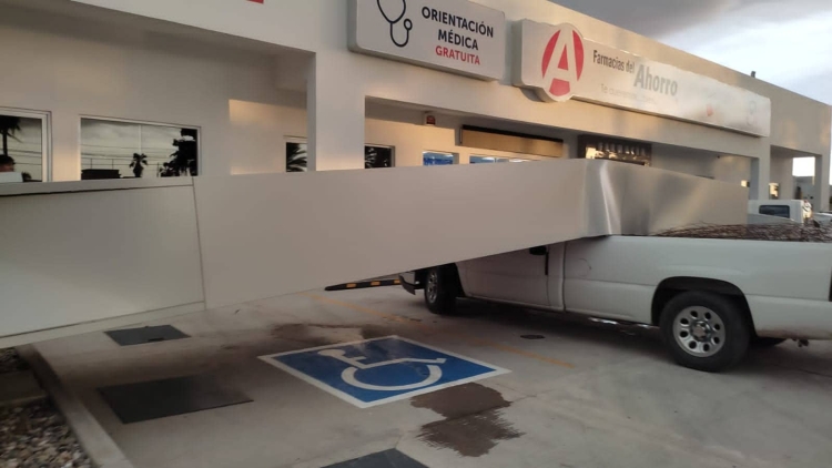 Lluvia y vientos tumban &aacute;rboles y espectaculares y deja sin luz y sin agua varios sectores de la ciudad