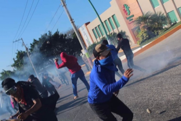 Normalistas y granaderos se enfrentan en Chiapas