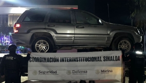 Grupo Interinstitucional asegura camioneta blindada con placas sobrepuestas, cargadores y municiones, en Aguaruto, Culiac&aacute;n