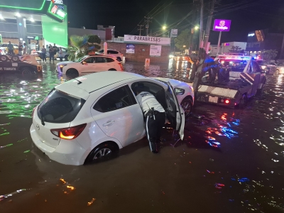 Causa estragos primera lluvia fuerte en Culiac&aacute;n; inundaciones, encharcamientos y veh&iacute;culos variados