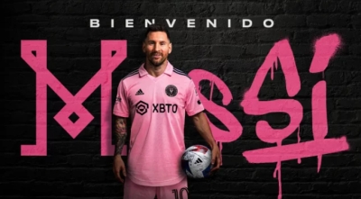 Messi firma su contrato con el Inter Miami; as&iacute; luce con su nueva playera rosa