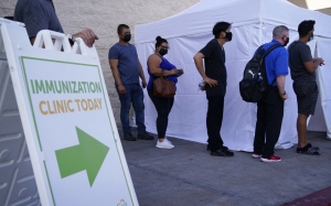Latinos en EU son el grupo &eacute;tnico que m&aacute;s se vacuna contra el covid-19