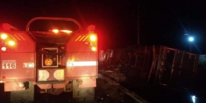 Muere calcinado el chofer de un tr&aacute;iler en volcadura en el Valle del Carrizo, Ahome