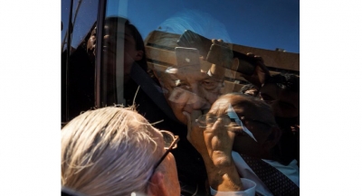 Critican a AMLO por no bajar el vidrio para hablar con madre de detenido en Mexicali
