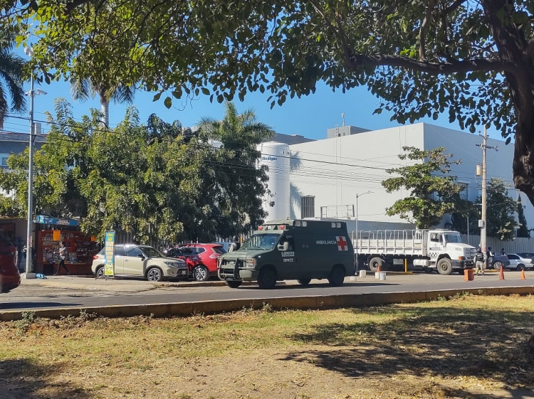 En medio de operativo militar, trasladan a heridos del Jueves Negro a la CDMX