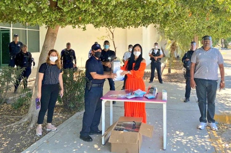 Equipan a polic&iacute;as con equipo de bioseguridad en Angostura