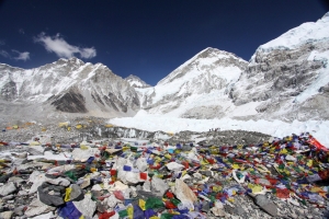 Hallan micropl&aacute;sticos en cima del Everest