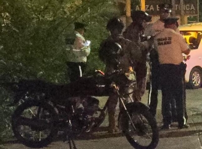 Un motociclista result&oacute; lesionado al impactar su unidad contra un poste frente al Aeropuerto