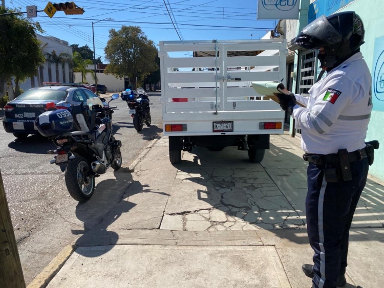 Regresan a clases con carros en doble fila