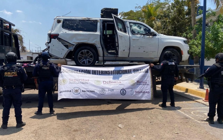 Del enfrentamiento en la colonia Tierra Blanca, aseguran camioneta blindada, armamento, equipo t&aacute;ctico y antidron en Culiac&aacute;n