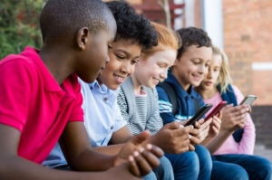 Sheinbaum plantea acuerdo nacional para regular celulares y redes sociales en escuelas