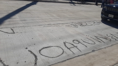 Marcan calle reci&eacute;n pavimentada con las palabras "Chapo", &ldquo;Arriba Joaqu&iacute;n&rdquo;, &ldquo;MZ&rdquo; y &ldquo;Chapiza&rdquo;